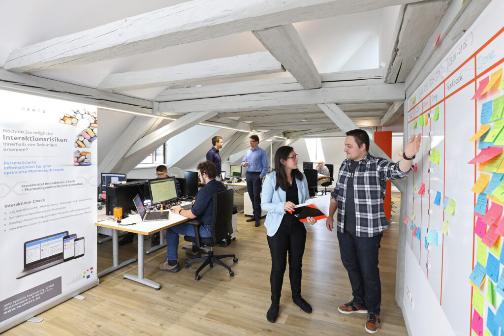 Agile Arbeitsweise: Projektplanung und -koordination finden bei HMG transparent für alle Teammitglieder an einem übersichtlichen „Scrum-Board“ statt.