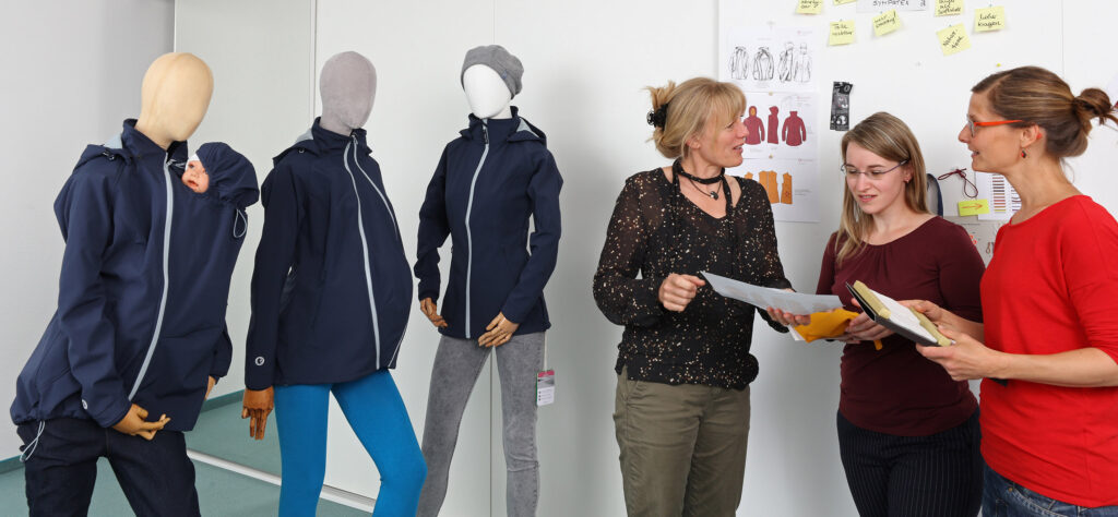Jacken für die Schwangerschaft, zum Babytragen und für normale Spaziergänge: Das Mamalila-Team bei der Entwicklung der neuen Kollektion.