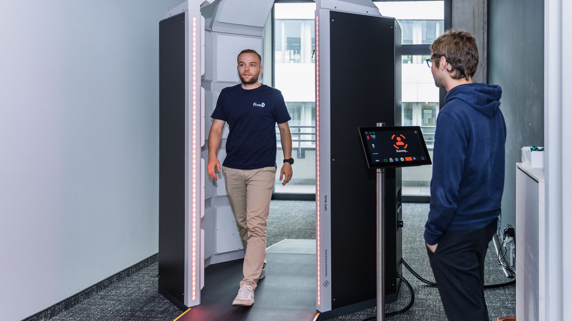 Test-Lauf: Mit der Software von FiveD lässt sich in einer virtuellen Umgebung beispielsweise das Verhalten von Körperscannern simulieren, wie sie an Flughäfen zur Personenkontrolle eingesetzt werden. (Foto: Vanessa Mund)